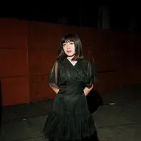 Kali ini, pelantun “Kini Mereka Tahu” itu hadir dengan gaya rambut yang terasa semakin segar, youthful, namun tetap memiliki karakter lembut yang menjadi ciri khasnya. [@bernadyaribka].