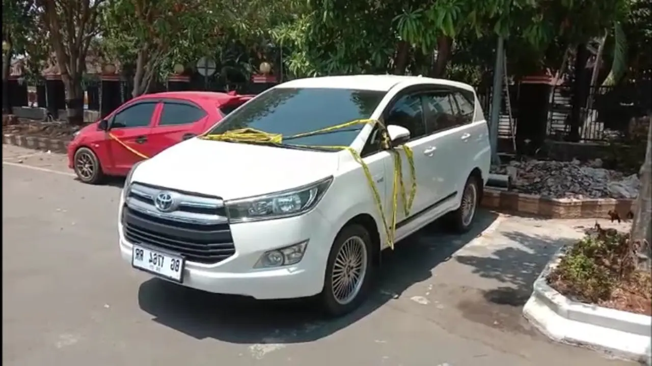 Mobil Innova yang dicuri dua oknum polisi diamankan di Mapolresta Bandar Lampung.