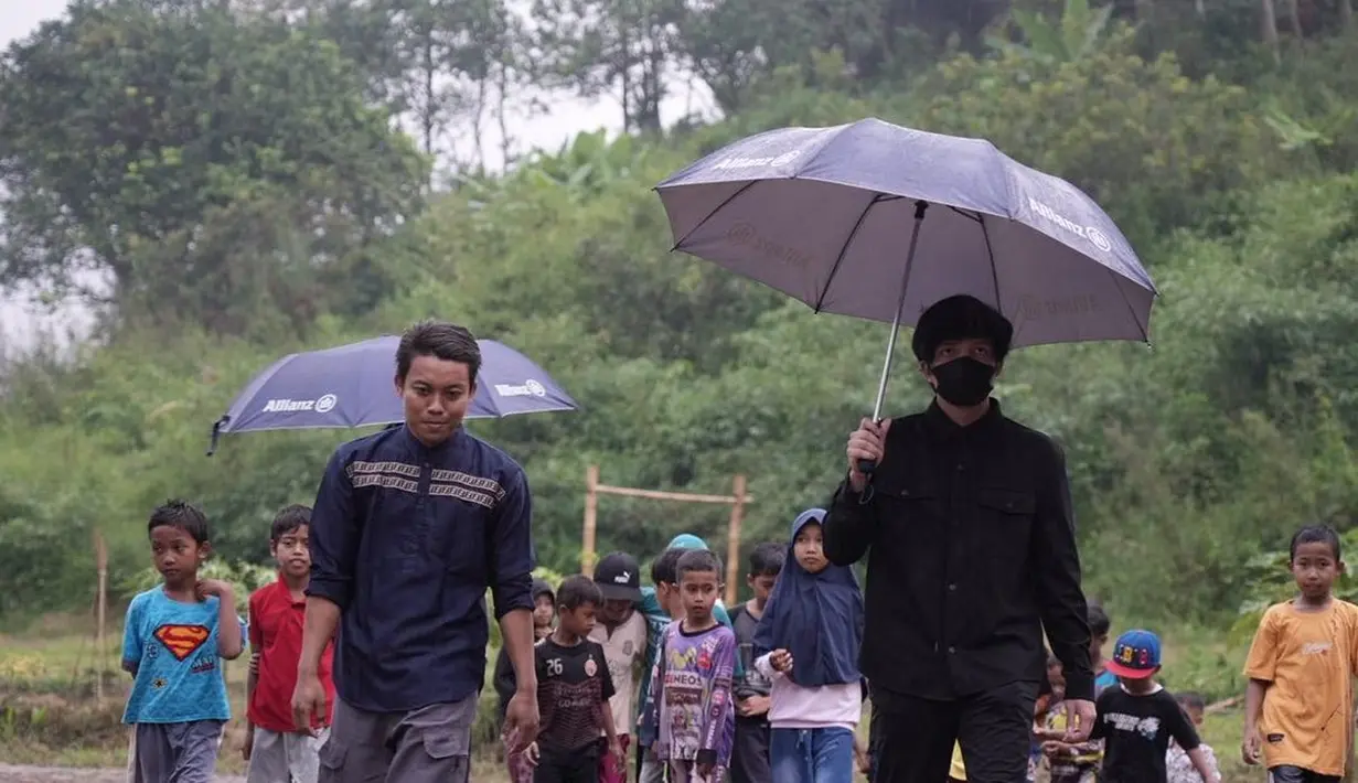 Hujan tak menghalangi Atta Halilintar untuk mendatangi pesantren AHHA Binnaumma. (Foto: Instagram/@attahalilintar)