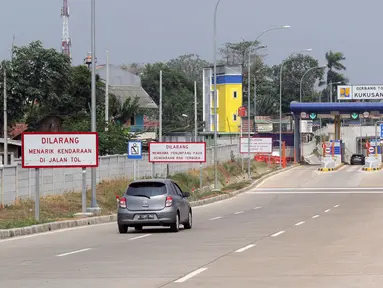 Kendaraan memasuki gerbang tol Kukusan ruas jalan tol Cinere-Jagorawi (Cijago) seksi 2, Depok, Jawa Barat, Sabtu (28/9/2019). Gerbang tol Cijago seksi 2 (Jl Raya Bogor-Kukusan) sepanjang 5,5 km dapat dilalui secara fungsional mulai Sabtu (28/9) pukul 00.00 WIB. (Liputan6.com/Helmi Fithriansyah)