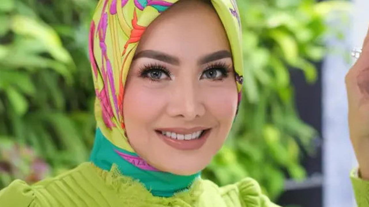 7 Potret Cici Faramida di Usia 50 Tahun, Enggan Menua dan Tetap Cantik dengan Outfit yang Elegan
