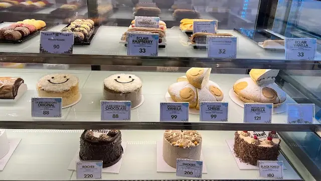 Ragam Pilihan Kue dan Dessert di La Joie Bakery Cafe
