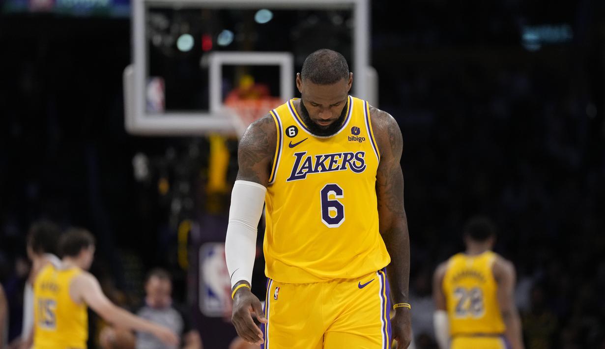 Ekspresi kekecewaan dari pebasket LA Lakers, LeBron James, saat melawan Denver Nuggets dalam final NBA 2023 game keempat wilayah barat di Crypto.com Arena, Selasa (23/5/2023) pagi WIB. (AP Photo/Ashley Landis)