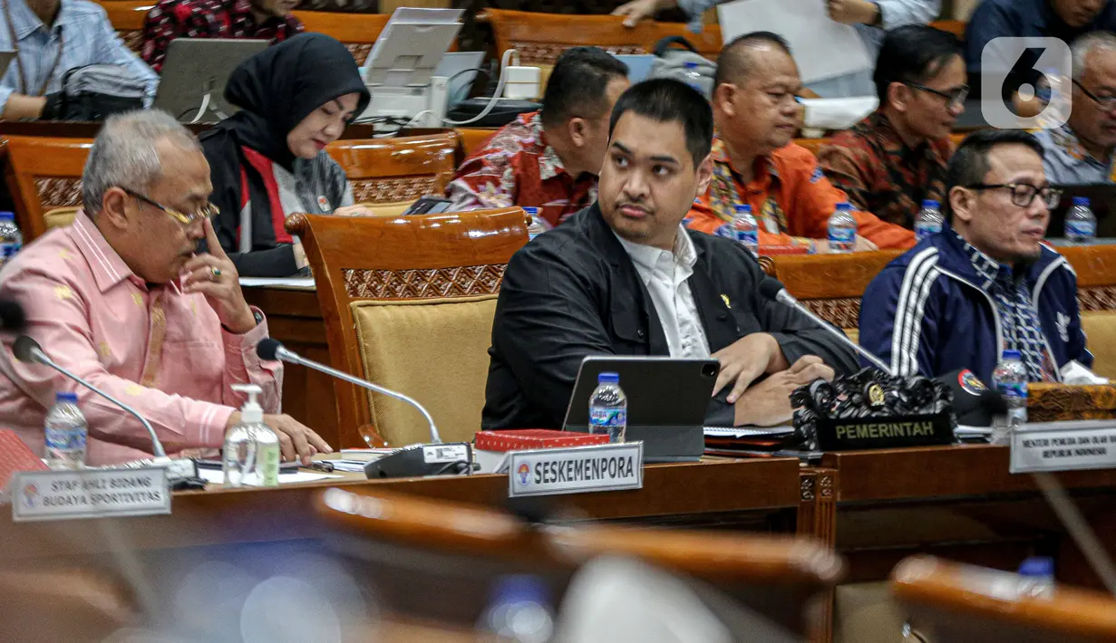 Ekspresi Menteri Pemuda dan Olahraga (Menpora) Dito Ariotedjo saat mengikuti rapat kerja dengan Komisi X DPR di Kompleks Parlemen, Senayan, Jakarta, Rabu (31/5/2023). (Liputan6.com/Faizal Fanani)