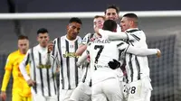 Para pemain Juventus merayakan gol yang dicetak oleh Cristiano Ronaldo ke gawang Cagliari pada laga Liga Italia di Stadion Allianz, Turin, Minggu (22/11/2020). Juventus menang dengan skor 2-0. (AP Photo/Antonio Calanni)