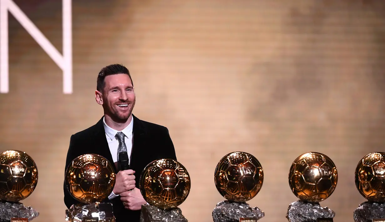 Pemain Barcelona Lionel Messi bereaksi setelah meraih trofi Ballon d'Or 2019 di Chatelet Theatre, Paris, Prancis, Senin (2/12/2019). Messi mengukir sejarah dengan memenangkan Ballon d'Or untuk keenam kalinya. (FRANCK FIFE/AFP)