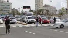 Usai badai Maria di Puerto Rico, lampu lalu lintas belum berfungsi normal. Ratusan polisi turun ke jalan, menjadi pengatur lalu lintas.