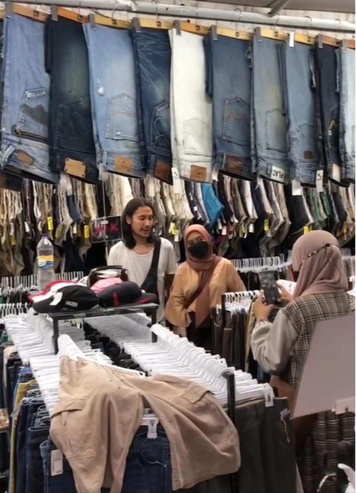Potret Ello Vokalis Band Dewa 19 Thrifting di Pasar Baru Pakai Kaos Oblong Bolong-Bolong, Tetap Ganteng Meski Tampil Lusuh