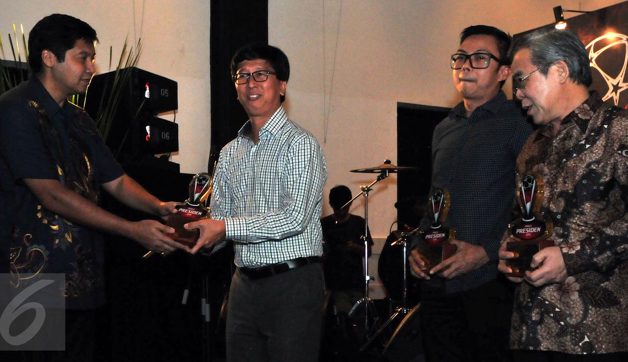 Indosiar diwakili Sutanto Hartono (kedua kiri) mendapat penghargaan dari Panitia Piala Presiden 2015 saat menggelar syukuran di Jakarta, Senin (18/1/2016). (Liputan6.com/Yoppy Renato)