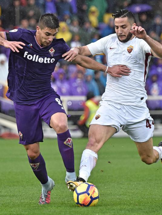 Pemain Fiorentina, Giovanni Simeone (kiri) dan pemain AS Roma, Kostas Manolas berebut bola pada laga Serie A di Artemio Franchi stadium, Florence, (5/11/2017). AS Roma menang 4-2. (Maurizio Degl'Innocenti/ANSA via AP)