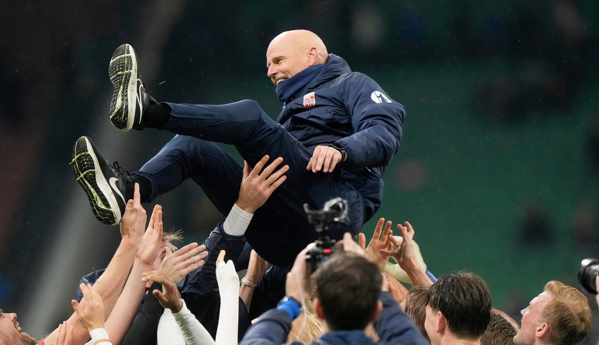 Pelatih Norwegia, Stale Solbakken, diangkat para pemainnya setelah menaklukkan Italia pada laga terakhir Grup I Kualifikasi Piala Dunia 2026 zona Eropa di Stadion San Siro, Senin (17/11/2025) dini hari WIB. (AP Photo/Luca Bruno)