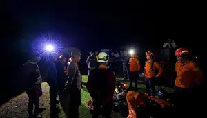 Detik-detik Evakuasi 6 Mahasiswa Terjebak di Gunung Goa Kalibbong