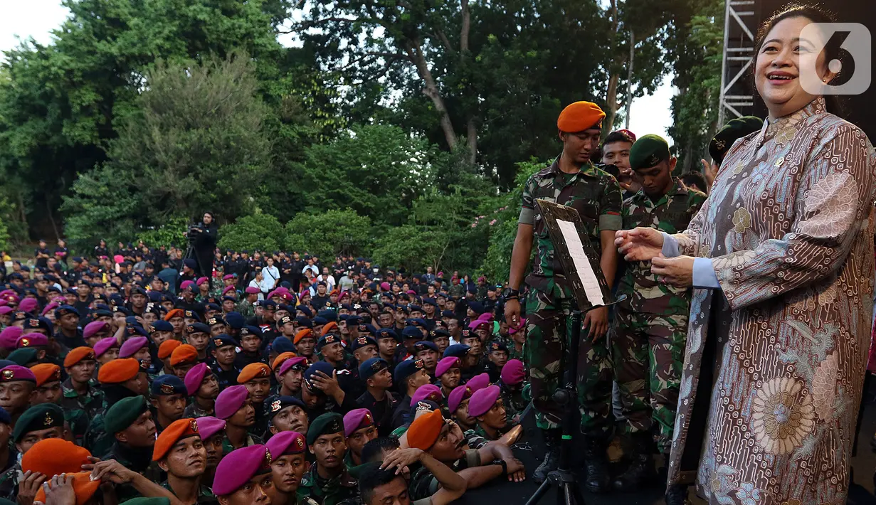 Ketua DPR RI Puan Maharani bernyanyi dan bergoyang bersama di atas panggung hiburan bertajuk dangdut di Lapangan DPR Senayan, Jakarta, Senin (21/10/2019). Agenda dangdutan untuk menghibur gabungan prajurit TNI-Polri yang berjaga saat Pelantikan Presiden dan Wakil Presiden. (Liputan6.com/Johan Tallo)