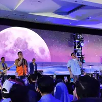 Penampilan Kahitna di AXAleration Concert 2025 di Ballroom P7 Kuningan City, Jakarta, Jumat (17/1/2024).