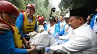 Menteri Lingkungan Hidup & Kehutanan Siti Nurbaya Bakar dan SVP HSSE Pertamina Lelin Aprianto melakukan bersih sungai ciliwung dalam Memperingati Hari Lingkungan Hidup Sedunia Tahun 2019, minggu (23/6) di Yayasan Bambu Indonesia.