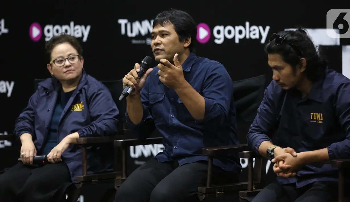 Sutradara Tunnel Ifa Isfansyah memberi keterangan pers serial GoPlay Original “Tunnel”, di Jakarta, Selasa (10/12/2019). Serial Tunnel memadukan genre kriminalitas dan fiksi ilmiah yang menampilkan rentang waktu terpisah 30 tahun, yakni 1990 dan 2020. (Liputan6.com/Fery Pradolo)