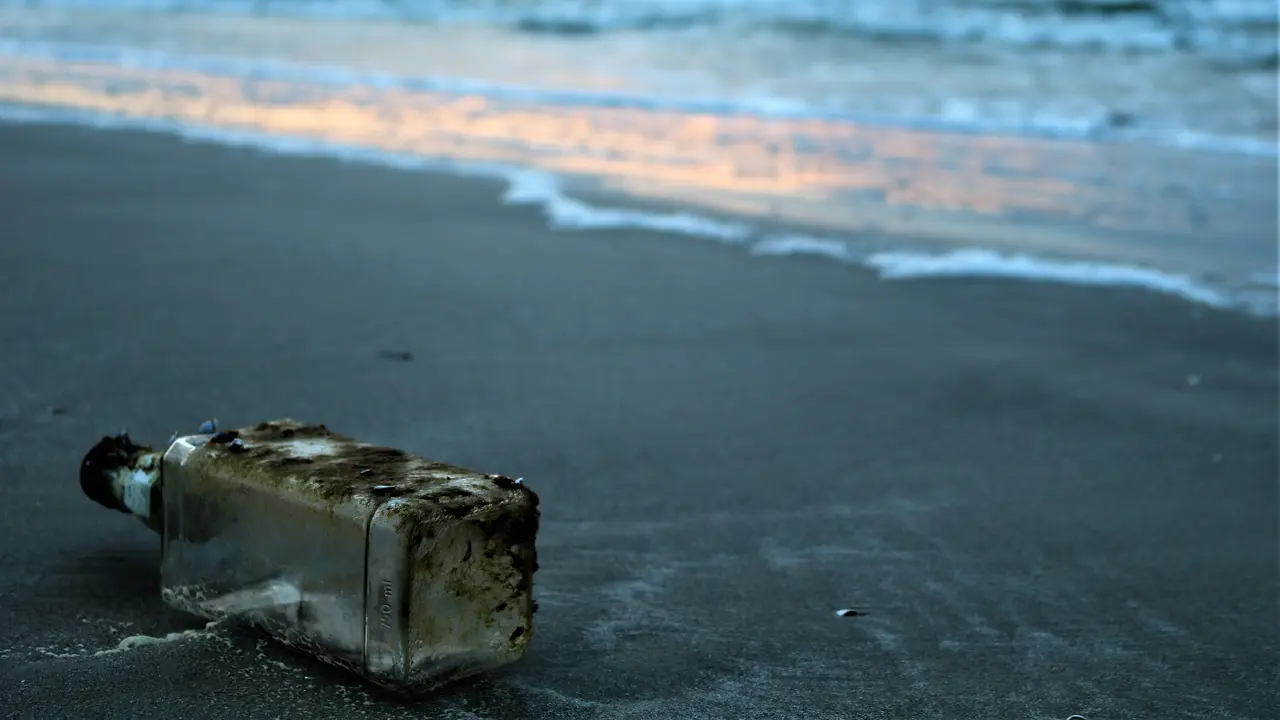 Viral Wanita Temukan Surat Cinta dalam Botol di Pantai yang Ditulis 6 Tahun Lalu