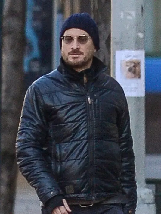 Kemesraan yang dihadirkan kali ini bukan dengan berciuman, melainkan gandengan tangan yang sesekali dilakukan keduanya. (doc.mirror.co.uk)