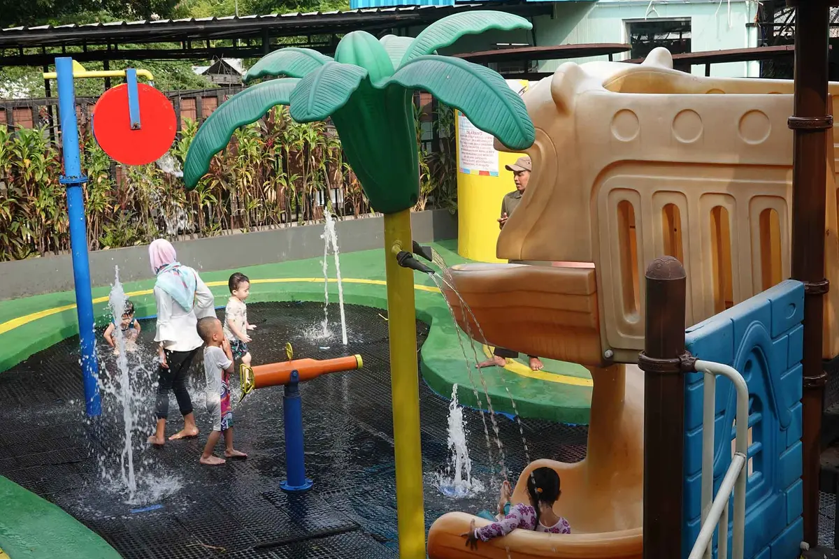 Anak Bermain di Luar Rumah