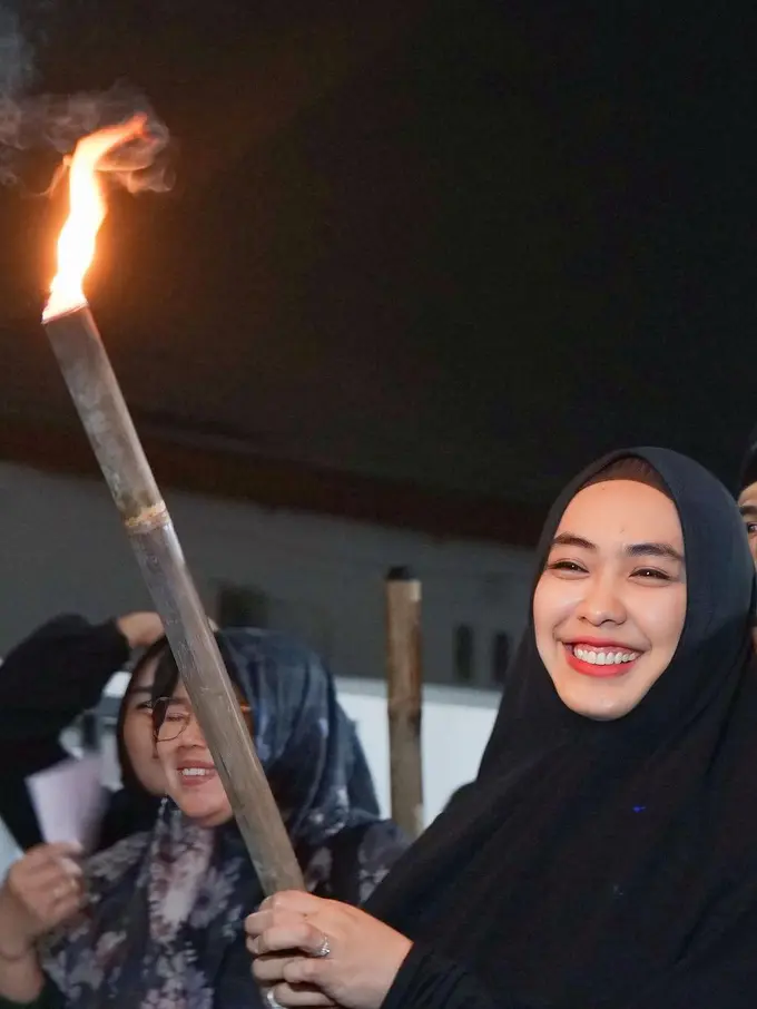 Oki Setiana Dewi melakukan pawai obor (Instagram/okisetianadewi)