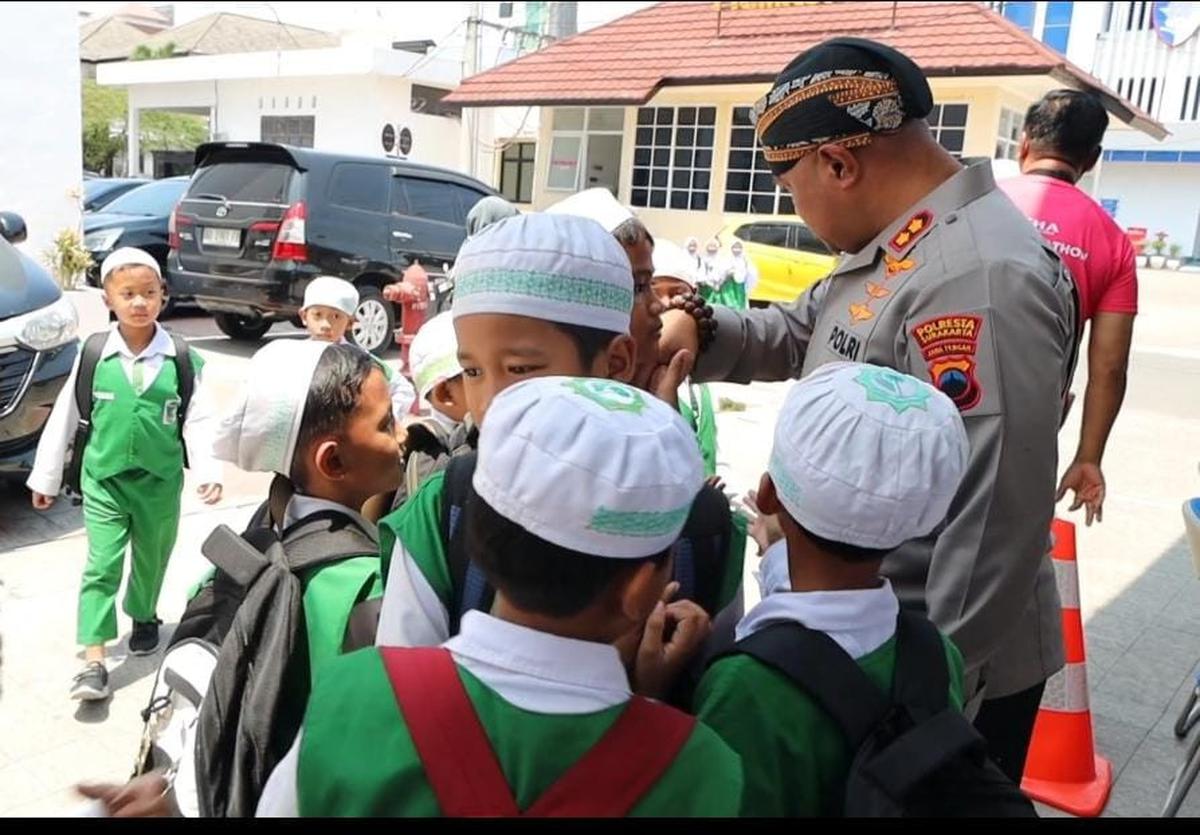 Momen akrab Kapolresta Surakarta AKBP Condro Sasongko bertemu anak-anak SD. (merdeka.com/arie sunaryo).