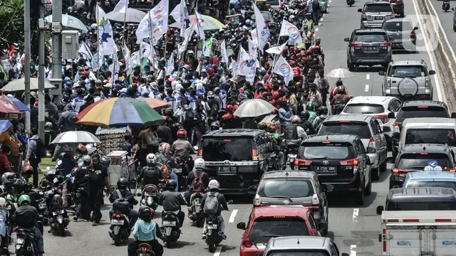 Massa Buruh Geruduk Gedung DPR Tuntut UU Cipta Kerja Dibatalkan