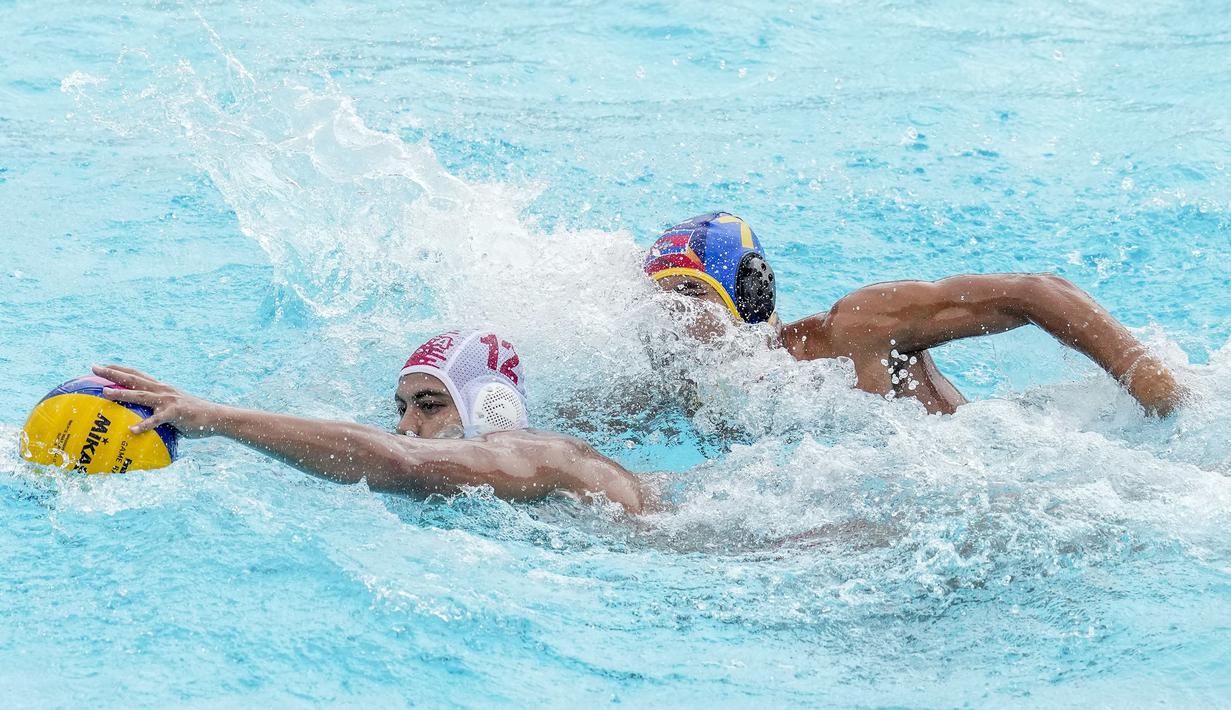 Pemain Tim Polo Air Indonesia, Zenal Arifin (kiri) berebut bola dengan pemain Tim Polo Air Kamboja, Chhiom Saki pada nomor polo air putra SEA Games 2023 di Phnom Penh, Kamboja, Jumat (13/05/2023). Indonesia menang telak dengan skor 37-2. (AP Photo/Tatan Syuflana)