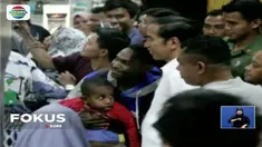 Di tengah kunjungan kerja Presiden Joko Widodo ke Papua, Jokowi menyempatkan diri melihat-lihat Mal Jayapura. Sontak saja para pengunjung mal berebut minta foto bersama dengan orang nomor satu di republik ini.