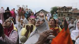 Muslim Kashmir memanjatkan doa saat imam (tak terlihat) menampilkan relik yang diyakini sehelai janggut Nabi Muhammad untuk memperingati Hari Martir Khalifah Umar bin Khattab di Masjid Hazratbal, Srinagar, Kashmir, India, Sabtu (7/8/2021). (AP Photo/Channi Anand)