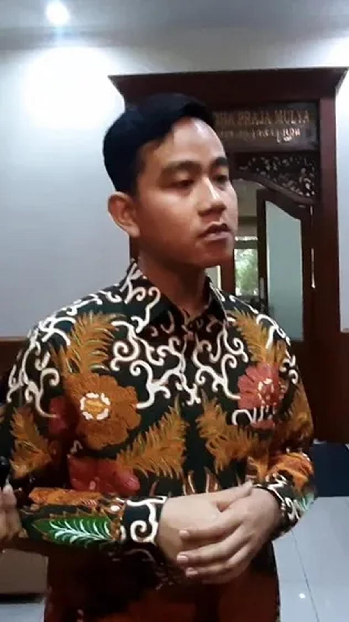 Gibran mengaku tak mempermasalahkan anggapan itu. Wali Kota Solo ini menyerahkan warga untuk menilainya. Ia akan menerima masukan dari masyarakat.
