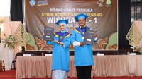 Bapak dan anak diwisuda bersama di STMIK Komputama Cilacap, Jawa Tengah. Mereka diwisuda bersama 77 wisudawan lainnya, Sabtu (19/11/2022). (Foto: Dok. STMIK Komputama/Muhamad Ridlo)