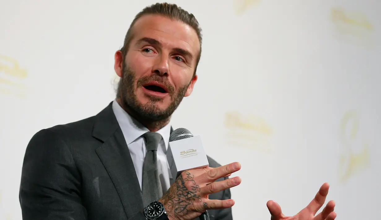 Mantan pemain sepak bola Inggris David Beckham memberi keterangan saat konferensi pers di Tokyo, Jepang (4/10). (AP Photo/Shizuo Kambayashi)