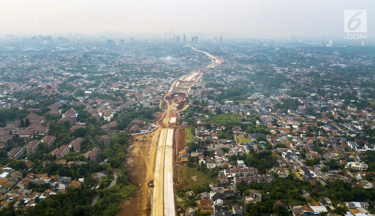 Suasana pembangunan tol Depok - Antasari saat di foto dari udara di Jakarta, Senin (4/9). Proyek tol tersebut ditargetkan akan selesai pada akhir tahun ini. (Liputan6.com/Angga Yuniar)