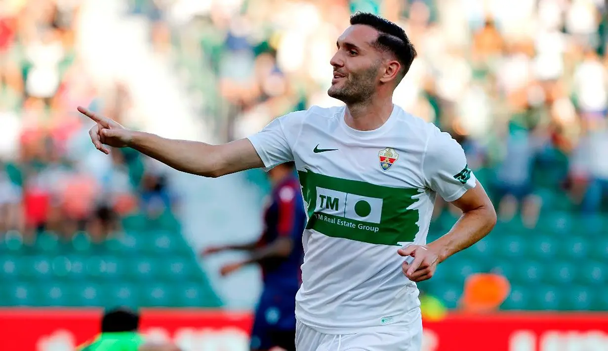 Lucas Perez. Striker asal Spanyol ini didatangkan Arsenal dari Deportivo La Coruna pada awal 2016/2017. Hanya semusim memperkuat The Gunners dan tampil 21 laga dengan torehan 7 gol dan 5 assist, awal 2017/2018 ia dipinjamkan ke Deportivo La Coruna. Mulai 2021/2022 ia berseragam Elche. (sport.es)