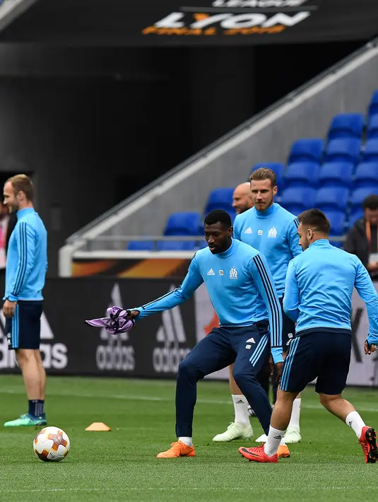 Gelandang Marseill,  Andre-Frank Zambo Anguissa mengontrol bola selama sesi latihan di stadion Parc OL di Decines-Charpieu (15/5). Marseille akan melawan Atletico Madrid pada babak final Liga Europa. (AFP Photo/Philippe Desmazes)