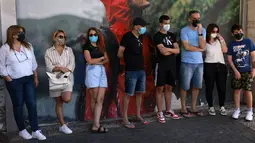 Warga Israel mengenakan masker setelah pihak berwenang memperketat pembatasan untuk mengekang lonjakan Covid-19, di Yerusalem, Kamis (19/8/2021). Pemerintah setempat kembali memperketat perbatasan pada Rabu (18/8) saat Israel mencatat angka infeksi harian tertinggi sejak Januari (MENAHEM KAHANA/AFP)