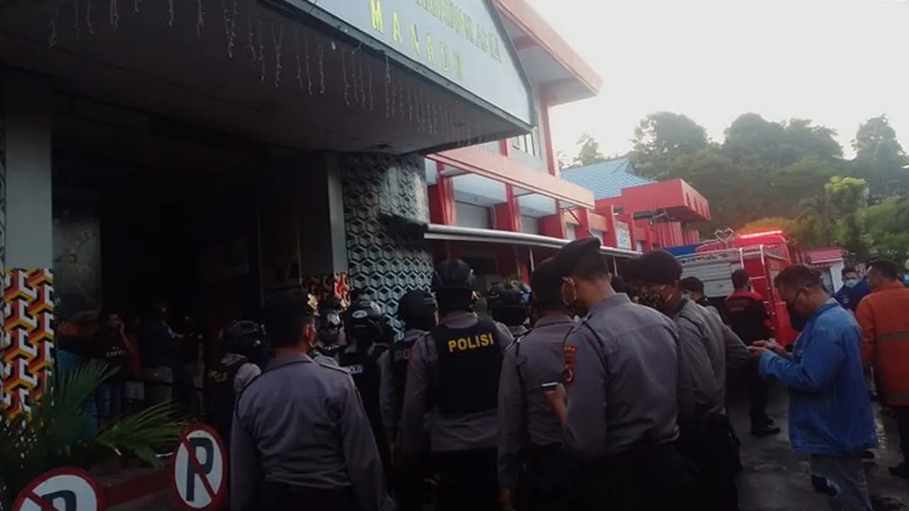 Aparat kepolisian saat mengendalikan situasi di Lapas Tuminting Manado, Sabtu (11/04/2020).