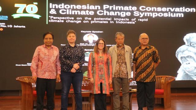 Jito Sugarjito (kiri), Susan Cheyne, Erin Vogel, Rosichon Ubaidillah dan Gusti Zakaria Anshari dalam acara Indonesian Primates Coservation & Climate Change Symposium, Kamis, 9 Januari 2020. (dok. Liputan6.com/Adhita Diansyavira)