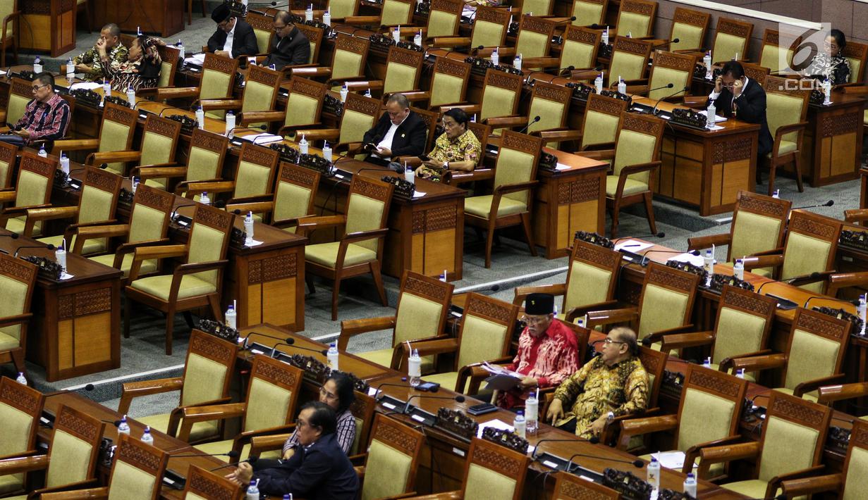 Anggota dewan mengikuti Rapat Paripurna DPR RI ke-12 Masa Persidangan III Tahun Sidang 2018-2019 di Kompleks Parlemen, Senayan, Jakarta, Rabu (13/2). Agenda utama rapat untuk pengambilan keputusan terhadap RUU Kebidanan. (Liputan6.com/JohanTallo)