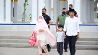 Aksi Gemas Jan Ethes Saat Ikut Eyang Jokowi Salat di Masjid Raya Sheikh Zayed Solo pada Minggu (20/10/2022). (Dok.  Biro Pers Sekretariat Presiden)