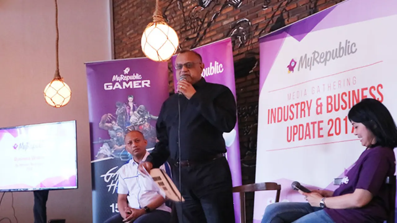Malcolm Rodriguez disela acara Update Bisnis & Industry MyRepublic. Didampingi oleh Jamalul Izza sebagai Ketua Umum APJI dan Winnie Sularto sebagai GM Marketing & Communication MyRepublic