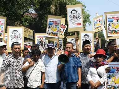 Ratusan demonstran membawa poster LawanAhok di rumah dinas Gubernur Basuki T Purnama, Jakarta, Jumat (28/8/2015). Aksi LawanAhok ini ungkapan kekecewaan atas tindakan Pemprov  DKI yang dinilai semena-mena kepada rakyat. (Liputan6.com/Gempur M Surya)