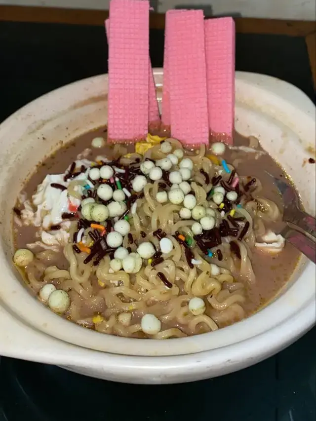 6 Potret Nyeleneh Mi Kuah Pakai Topping Wafer dan Biskuit, Disebut Sekte Baru