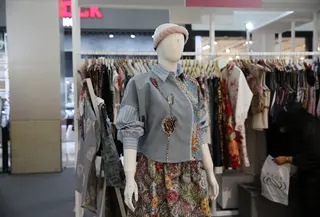 CLUE memiliki koleksi dengan ciri khas perpaduan khas antara kain tradisional Indonesia seperti Batik, Tenun, dan Jumputan dengan kain modern seperti katun, linen, denim, renda, dan tulle. [Adrian Putra/Fimela]