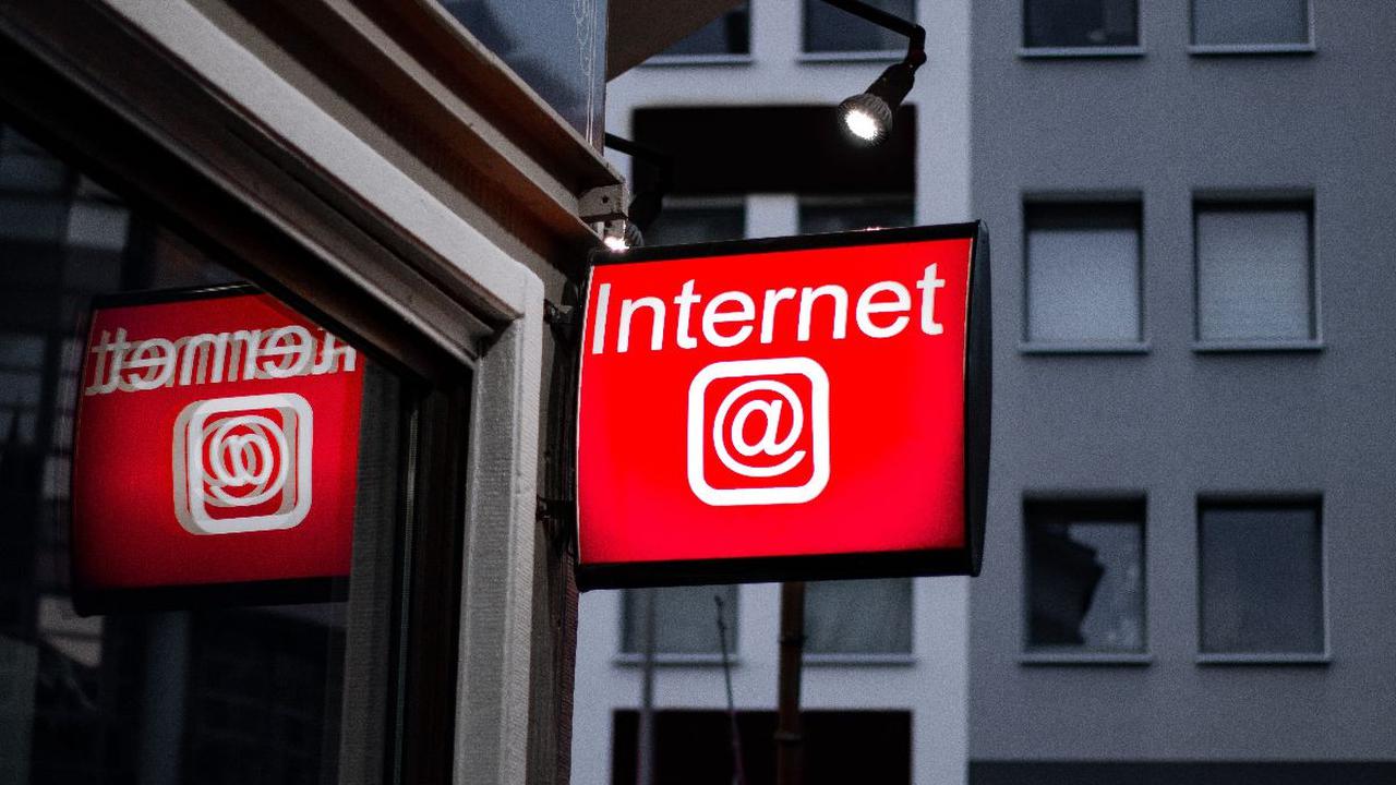 Lebih mencengangkannya lagi adalah meskipun secara keseluruhan di Indonesia memiliki rata-rata pengguna smartphone dapat mengunduh sampai dengan 21,1Mbps.