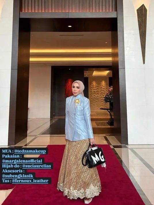 Tak ketinggalan, tas jinjing yang kali ini berasal dari @fernoux leather. Tas tersebut hadir dengan warna hitam dan corak bertuliskan inisial namanya sendiri “M G”.  [@melly_goeslaw].
