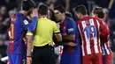 Protes keras pun dilakukan para pemain Barcelona bersama Luis Suarez kepada wasit Jesus Gil Manzano, Luis Suarez merasa keputusan kartu kuning itu tidak masuk akal. (AP/Manu Fernandez)