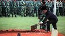 Menteri Sekretaris Negara (Mensesneg) RI Pratikno secara simbolik menguburkan jenazah Menpan RB Tjahjo Kumolo saat prosesi pemakaman di Taman Makam Pahlawan Kalibata, Jakarta, Jumat (1/7/2022). Tjahjo Kumolo meninggal dunia di Rumah Sakit Abdi Waluyo Jakarta Pusat sekitar pukul 11.10 WIB. (Liputan6.com/Faizal Fanani)