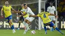 Pemain Real Madrid, Kylian Mbappe, berebut bola dengan pemain Las Palmas, Alex Suarez, pada laga pekan ketiga La Liga 2024/2025 di Stadion Gran Canaria, Jumat (30/8/2024).  (AP Photo/Gabriel Jimenez)