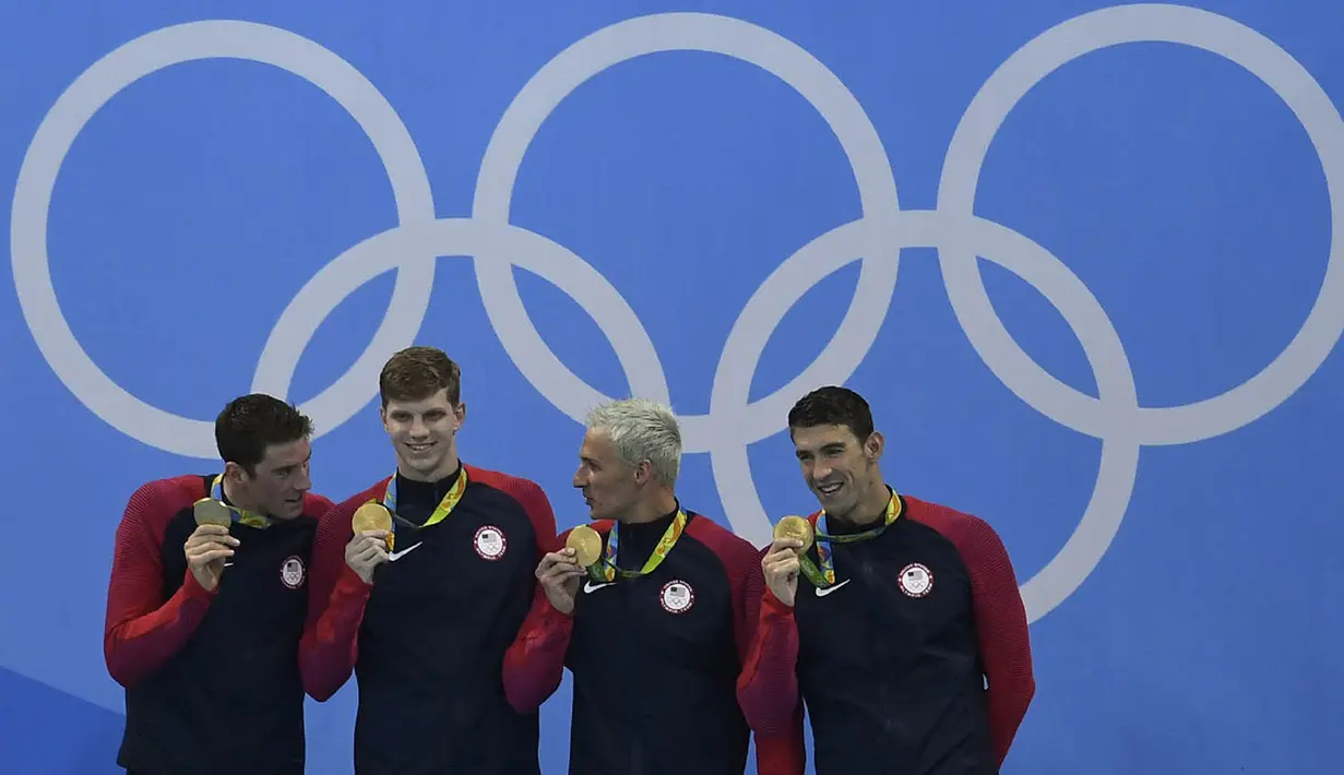 Dan yang terbaru apad Olimpiade 2016 Rio de Janeiro, Ryan Lochte, meraih emas dari nomor 4x200m gaya bebas. Namun sayang pretasi ini ternoda karena kebohongannya yang membuat malu kontingen AS. (AFP/Christophe Simon)  